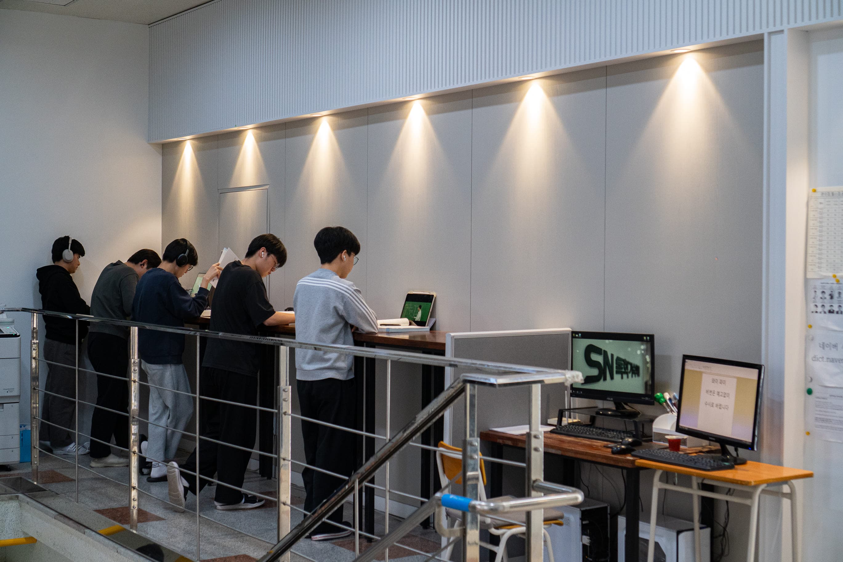 독서실 입구 스탠딩 책상존